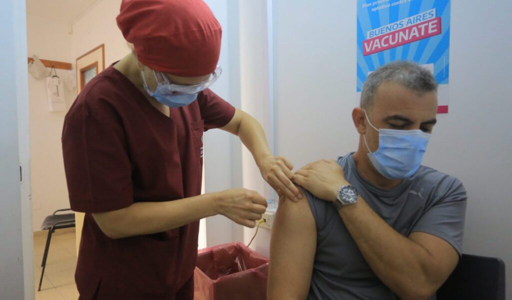 PERSONAL-DE-LA-SALUD-RECIBE-LA-SEGUNDA-DOSIS-DE-LA-VACUNA-CONTRA-EL-COVID-19-scaled-1170x684